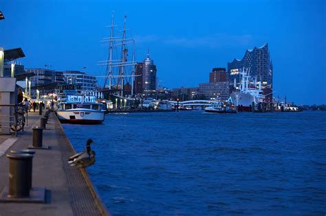 Lichterrundfahrt Bei Nacht Ber Den Hafen Hamburgs