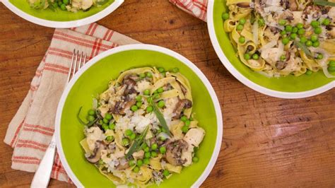 Leftover Lover's Turkey Tetrazzini | Rachael Ray Show