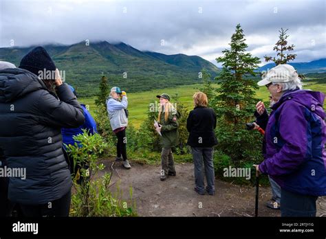 Katmai National Park Alaska Usa August Ranger Giving An