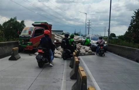 Pecah Ban Truk Pengangkut Semen Tabrak Separator Jalan Di Flyover