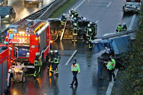 Unfall Auf B Bei Ravensburg Mehrere Autos Crashen Eines Kippt Um