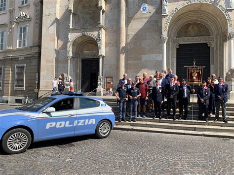 Camminare è pace l arrivo in piazza Duomo del poliziotto pellegrino