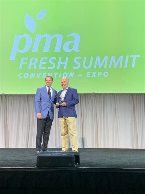 Wg Board Member Vic Smith Receives Leadership Award At Pma Fresh Summit