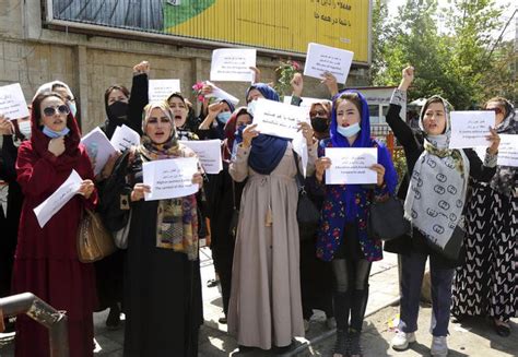 Mujeres Plantan Cara Al Talibán Protestan Frente Al Palacio Presidencial