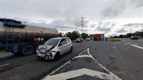 Acidente Na Br 476 Entre Automóvel E Caminhão Deixa Motorista Levemente