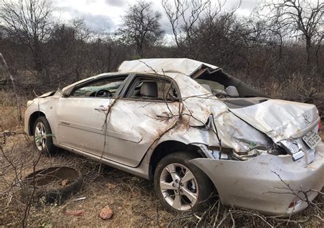 Carro Capota Ap S Pneu Traseiro Estourar Na Ba Em Dom Bas Lio