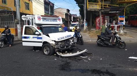 Fuerte Choque Entre Ambulancia Y Una Buseta Qhubo