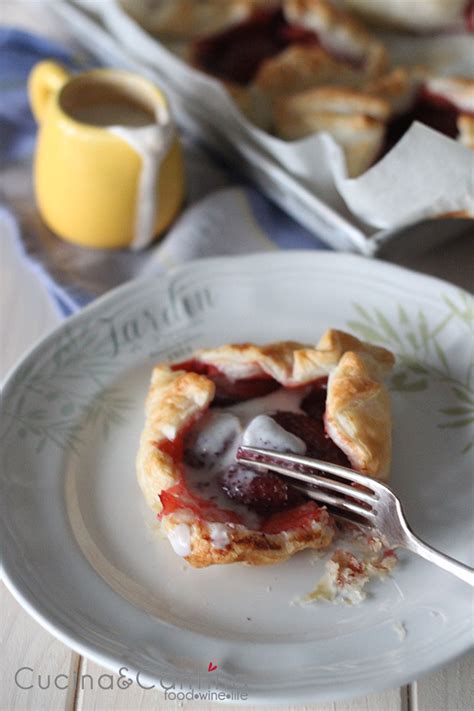 Fagottini Alle Fragole Al Forno Con Salsa Allo Yogurt Al Limone E