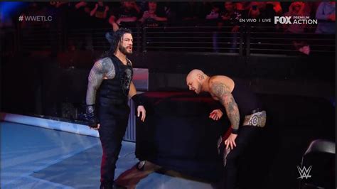 Roman Reigns Cae Ante El Rey Corbin En Wwe Tlc Mesas Escaleras Y