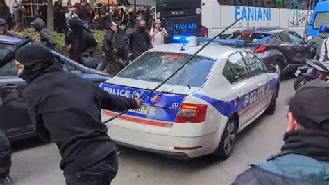 Manifestation Contre Les Violences Policières Des Individus Attaquent