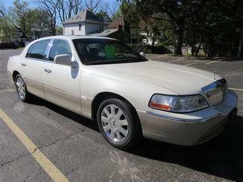 2005 Lincoln Town Car Signature Limited – Brians Auto Caledonia