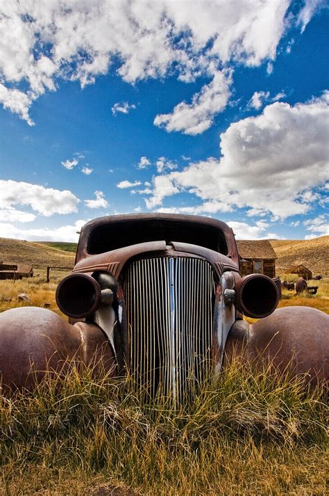 An Old Abandoned Car Rusts Away In The Bild Kaufen