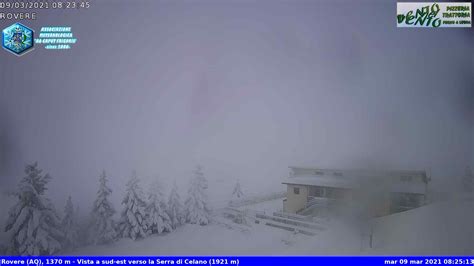 Abbondante Nevicata In Corso Sulle Rocche Spettacolo Invernale