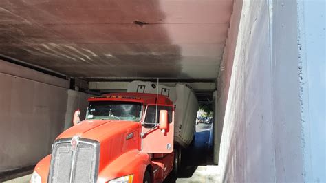 Tremendo Caos Provoca Tráiler Atorado Sobre El Malecón Viejo En