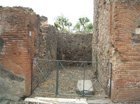 VI 17 30 Pompeii May 2005 Entrance Doorway Looking West