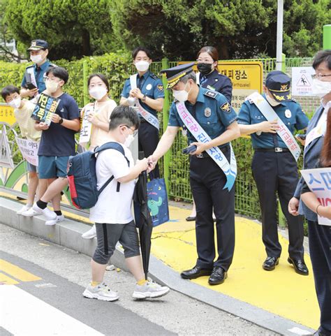 용전초등학교 등굣길 학교 폭력예방 캠페인 추진