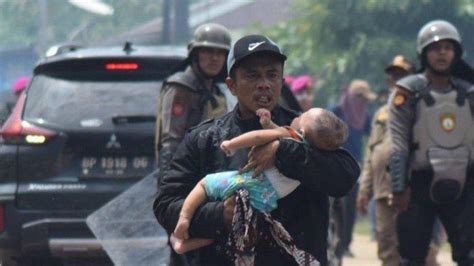 Viral Bayi Bulan Jadi Korban Gas Air Mata Rempang Ayah Korban