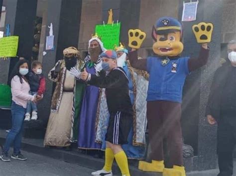 Polijuguet N Polic As Recolectan Juguetes Para Ayudar A Los Reyes Magos