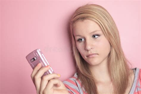 Telefone Celular Do Uso Do Adolescente Em Sua Sala Foto De Stock