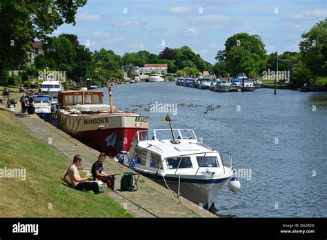 Riverside View River Thames Sunbury On Thames Surrey England