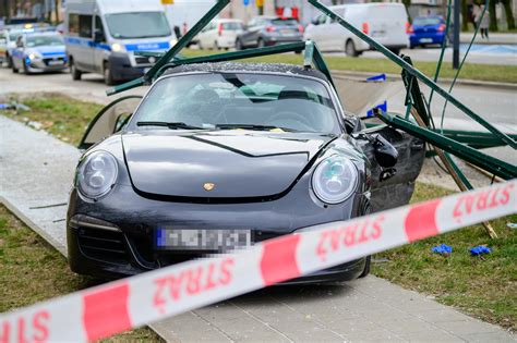 Wypadek Na Ba Utach Porsche Wjecha O W Przystanek Mpk D Zdj Cia