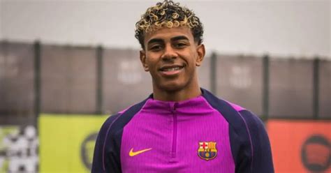 lamine yamal receives la liga player   month award  barca