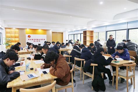 “一站式”学生社区服务中心揭牌启用