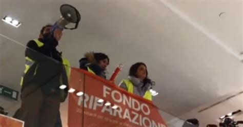 Ultima Generazione Blitz Alla Rinascente Di Milano Libero Quotidiano