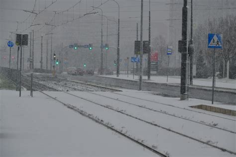 Zima zaatakowała trudna sytuacja na drogach Radio Poznań