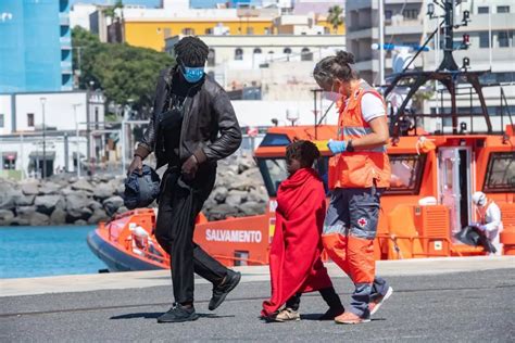 La Llegada De Inmigrantes En Patera A Canarias Se Reduce A La Mitad