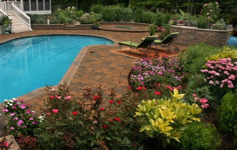 Colorful Outdoor Kitchen And Pool Area Classique Piscine