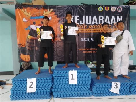 MUHAMMAD NURUDDIN SISWA MAN 1 GRESIK RAIH JUARA 1 LOMBA PENCAK SILAT