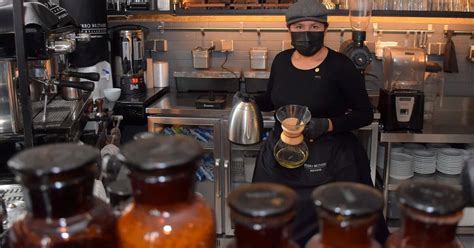 Amalia Corina La Primera Aimara Barista Que Se Abre Camino En Bolivia