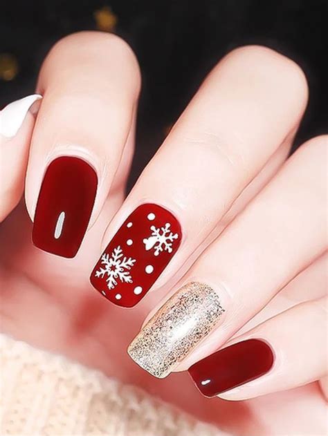 Ideas de manicure navideño CRBYE Magazine Uñas elegantes y