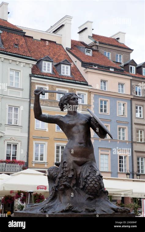 Syrenka Statue On Old Town Market Square In Warsaw Hi Res Stock