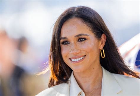 Meghan Markle Ezzel A Manik Rj Vel Megszegte A Kir Lyi Csal D Egyik