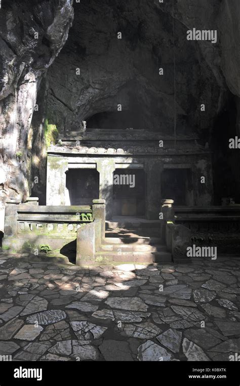 Vista Del Santuario En La Cueva Con Estatua De Buda Shakyamuni En La