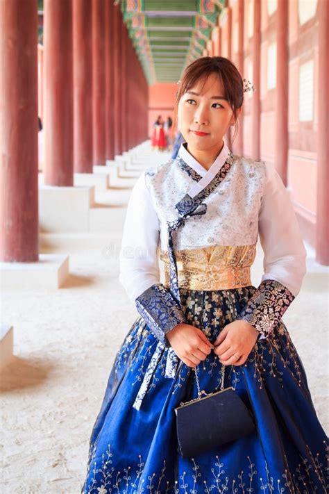 La Bella Donna Coreana Ha Vestito Hanbok Nel Palazzo Di Gyeongbokgung A