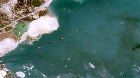 Las imágenes aéreas del carguero atascado en el Canal de Suez