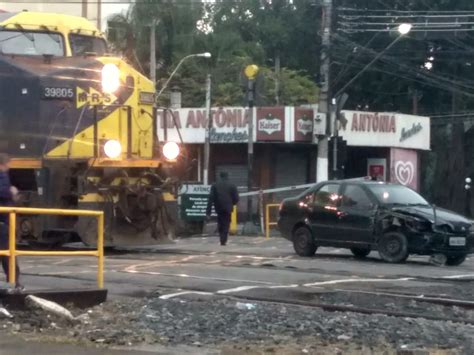 Carro é atingido por trem no Centro de Barra Mansa RJ Sul do Rio e