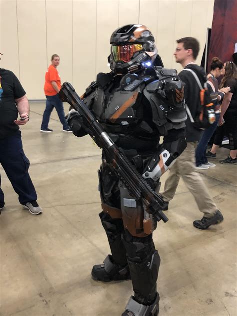 Another Halo cosplay at PAX South and this one had a voice changer in it : r/halo