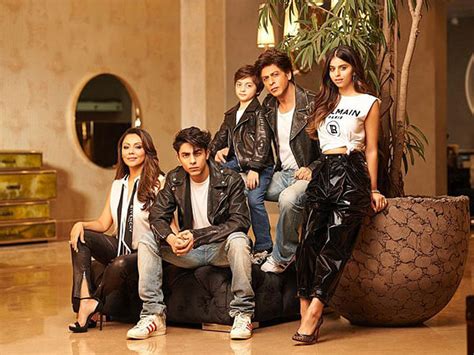 Shah Rukh Khan and Gauri posed with kids for another blockbuster frame, fan calls it 'Hamari ...