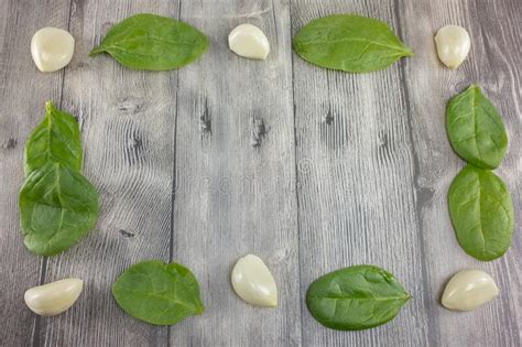 Cabezas De Ajo Pelado Y Hojas De Lechuga Foto De Archivo Imagen De