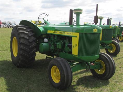 John Deere 820 Farm Tractor Specs and Dimensions - VeriTread