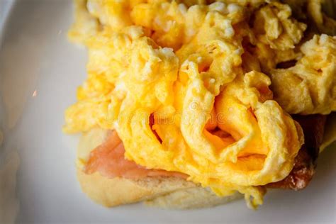 OEufs Brouillés Sur Saumon Fumé Et Baguette Servie Sur Une Assiette De