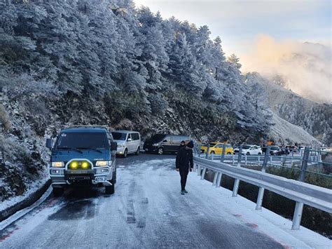 合歡山 5℃降雪、道路結冰 四輪傳動車裝雪鏈照樣打滑 生活 自由時報電子報