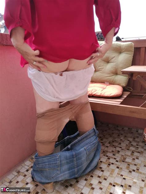 Horny Oma Spreads Her Upskirt Pussy After Pulling Down Her Hose On