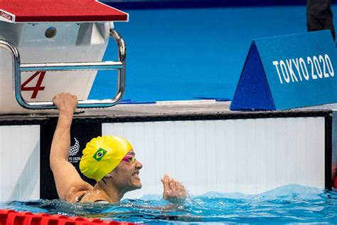 Carol Santiago bate recorde paralímpico duas vezes e conquista mais um