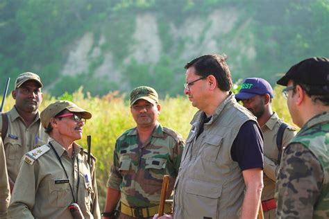 मुख्यमंत्री पुष्कर सिंह धामी ने जिम कॉर्बेट टाइगर रिजर्व में सफारी की और गश्त करने वाले फॉरेस्ट