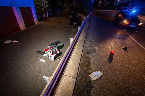 Betrunkener Motorradfahrer Fl Chtet Vor Der Polizei